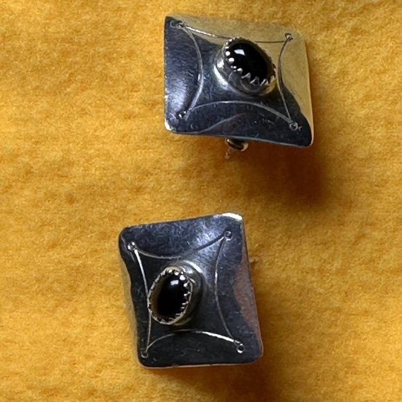 Navajo Black Onyx and Sterling Silver earrings - Picture 2 of 5